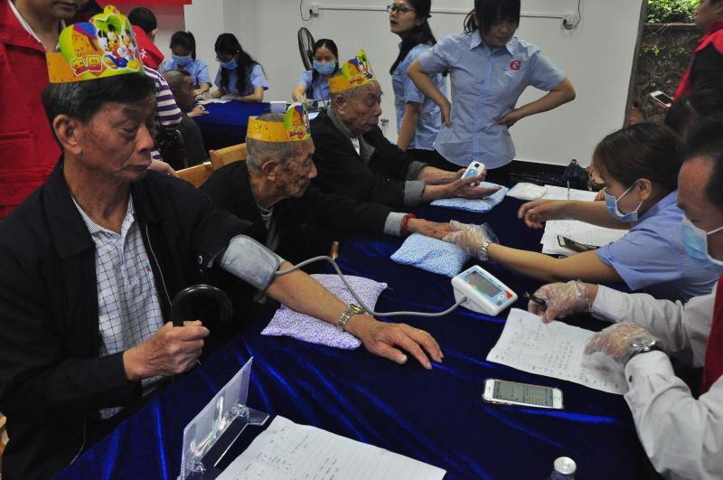 1、老年人正在测量血压.JPG